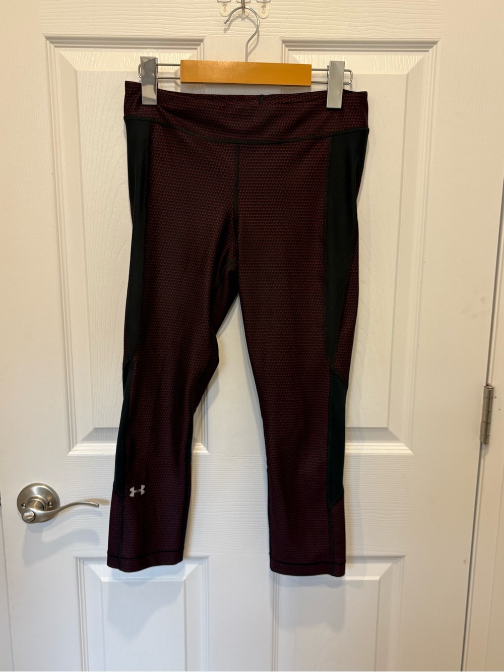 Under Armour Maroon and Black Womens Athletic Capris #1207
